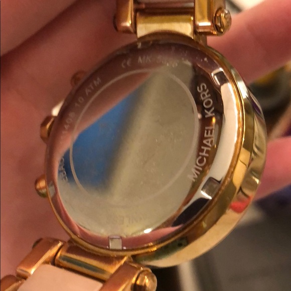 Michael Kors Rose Gold Watch - Picture 3 of 5